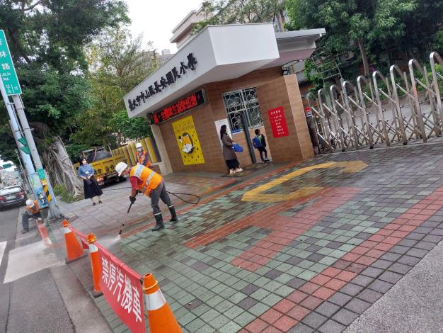 圖3 長安國小周邊人行道環境清理中