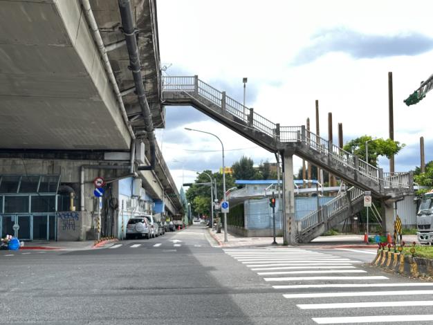 圖5 民權大橋橋下側車道及北側人行樓梯（松山區）施工封閉位置現場照片