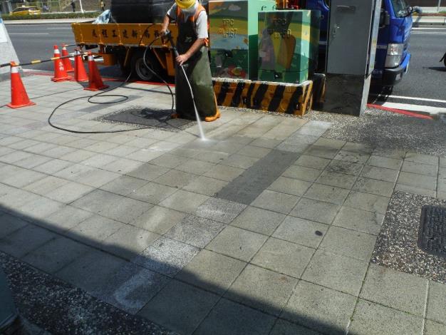 圖3 善導寺捷運站出口前人行道透水鋪面清洗