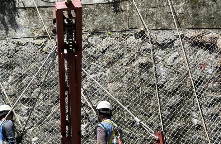 圖10 北投區奇岩路1號邊坡坡面施打岩釘-2