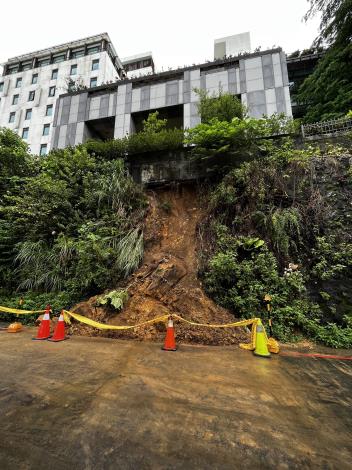 圖3 北投區奇岩路1號邊坡崩塌照片