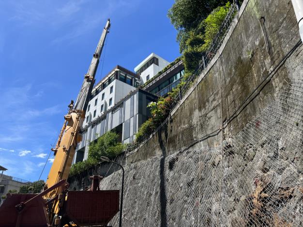 圖9 北投區奇岩路1號邊坡坡面施打岩釘-1