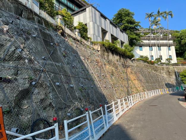 圖11 北投區奇岩路1號邊坡坡面排水孔增設及岩釘施打完成照片