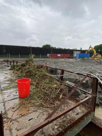 圖3 部分雜草擠壓護欄導致變形