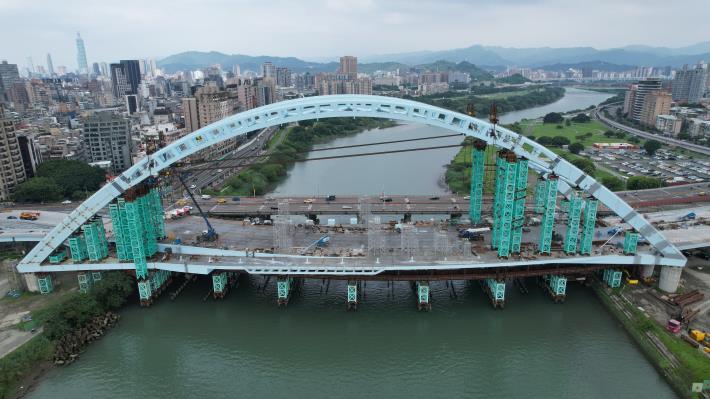 圖2 中正橋之鋼拱肋提升段吊升合攏完成