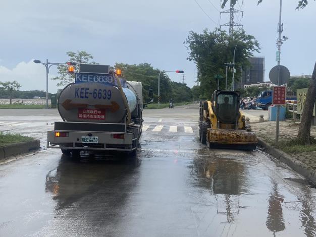 圖07搭配高雄市環保局灑水車進行楠梓區清豐路路面污泥清除作業