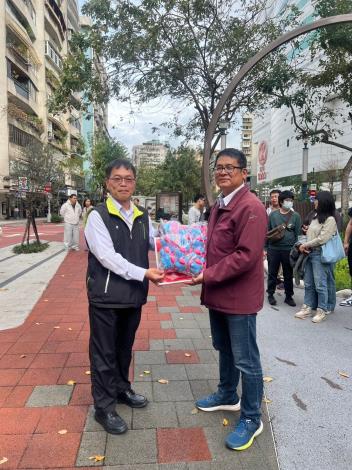 圖5. 臺北市政府新工處林昆虎處長及桃園市政府養護工程處劉軍希處長於參訪後互贈禮物