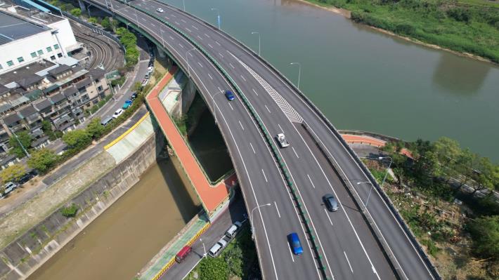 圖3跨越大坑溪自行車橋全景空拍-1