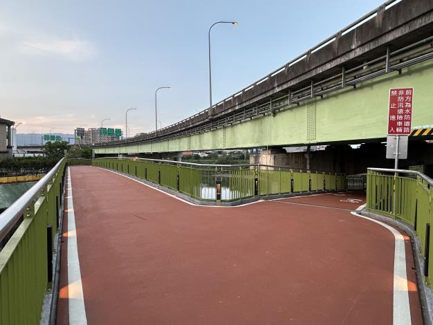 圖8跨越大坑溪自行車橋(往南港方向)