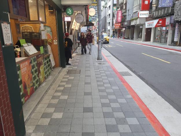 圖7孔蓋縮小提供筆直人行道