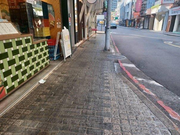圖6衛工處原孔蓋一半位於人行道一半位於車道