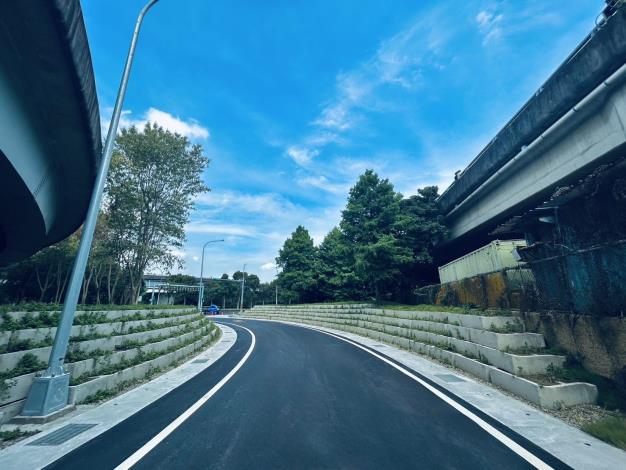 圖2堤頂交流道往北匝道動線改善工程完成照1