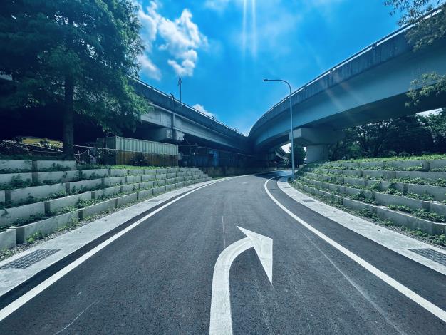 圖3堤頂交流道往北匝道動線改善工程完成照2