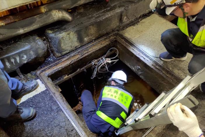 圖2林森南路車行地下道集水坑清淤及抽水馬達檢測2