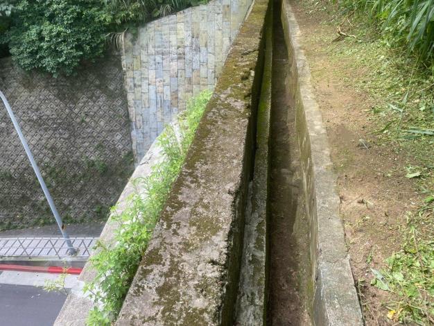 圖5隧道洞口周邊截水溝清疏及雜草清除完成1