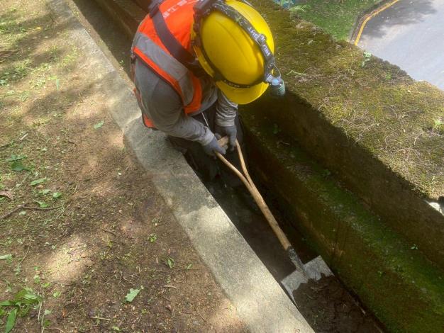 圖6隧道洞口周邊截水溝清疏及雜草清除完成2