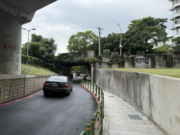 圖3施工後預鑄緣石及欄杆實體區隔照片