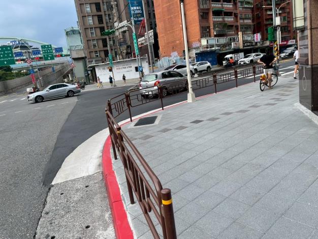 圖3松隆路人行環境改善-松隆路基隆路口增設護欄