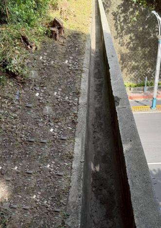 圖5隧道洞口周邊截水溝清疏及雜草清除完成1