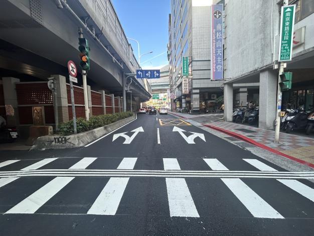 圖6南京東路4至5段（麥帥一橋迴轉道口）東向車道
