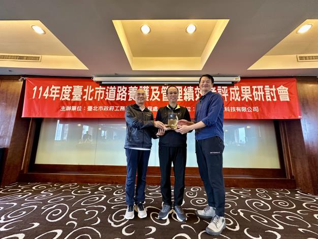 圖6.王健忠副處長頒發標竿獎得獎單位(南區工務所及養護隊第6分隊)