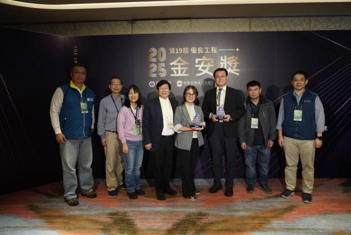 圖4. 劉家銘副處長與團隊成員合影2，勞動部職業安全衛生署「優良工程金安獎」(佳作工程、職能學院)