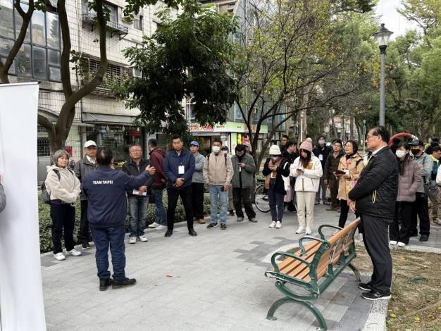 圖2 臺中市政府參訪團師大路現場聽取簡報及解說
