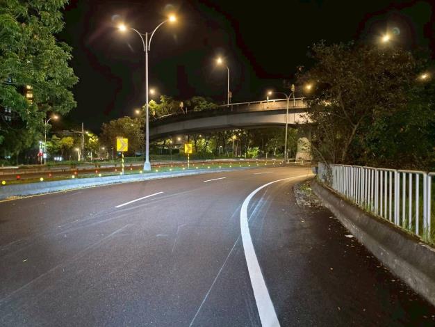 圖5隧道外鋪面更新完成情形