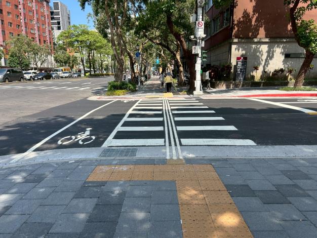 圖3 設置導盲設施提供無障礙通行環境