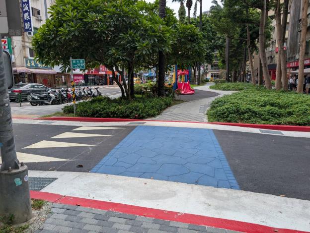 圖8 師大路80巷減速平台(藍色壓花瀝青鋪面部分)