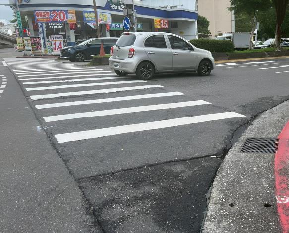 圖4 舊宗路一段（民權東路6段至新湖一路間）路面更新前1