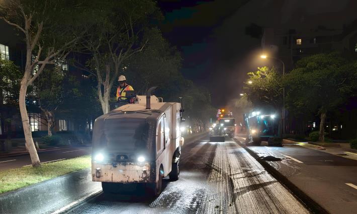 圖2 施工中(道路銑刨作業)