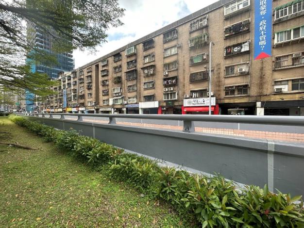 圖5 車行地下道東側匝道護欄更新後