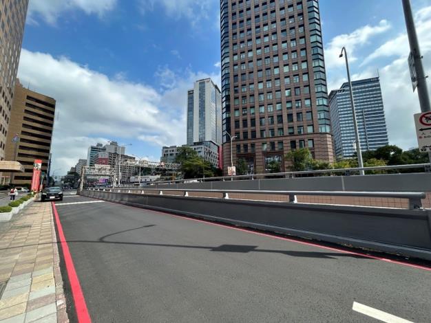 圖7 車行地下道西側匝道護欄更新後