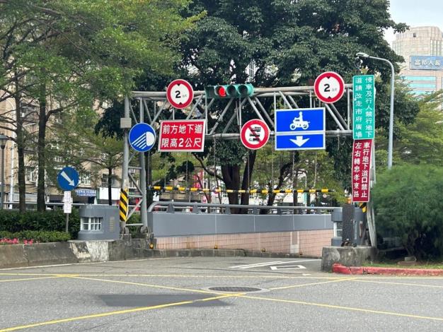 圖9車行地下道東側匝道島頭及護欄更新(松壽路口)