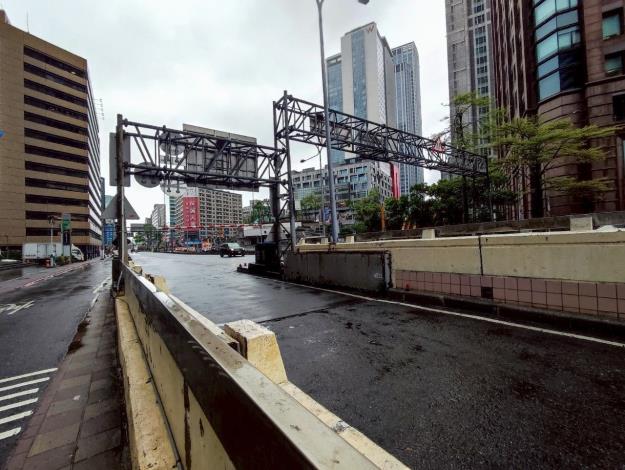 圖6 車行地下道西側匝道護欄更新前