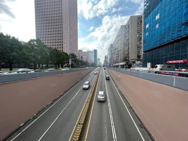 圖3車行地下道護欄更新及壁面清洗改善後