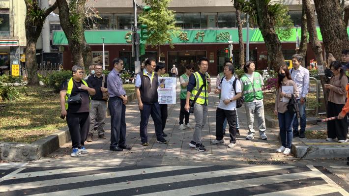 圖3 環境部劉副署長等現場視察仁愛路橡膠瀝青鋪面成果