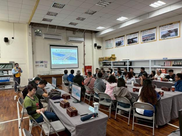 圖2 施工團隊針對民權大橋改建工程進行說明