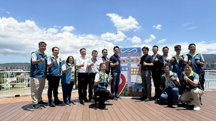 圖15民權大橋景觀橋啟用典禮-市長與施工團隊合影