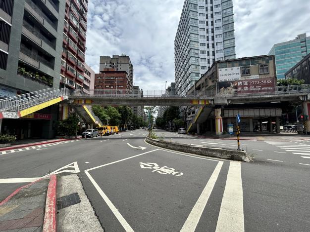 圖2 「三興國小人行天橋」光復南路側現況