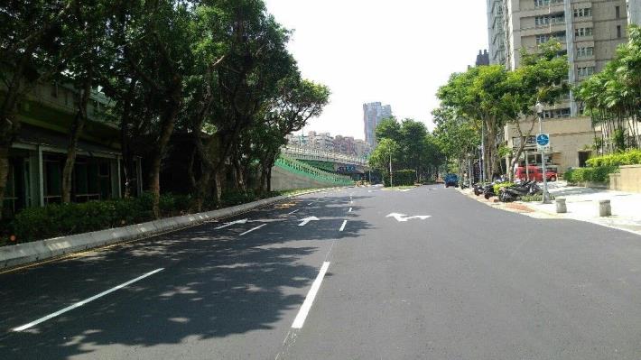 配合前項匝道拓寬將既有建國南路南向平面車道配置進行調整改善，並比照路平專案進行工區平面車