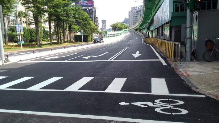 南下匝道於路堤段，由現況單1車道先拓寬至2車道後，於臨路口段再拓寬為 3車道