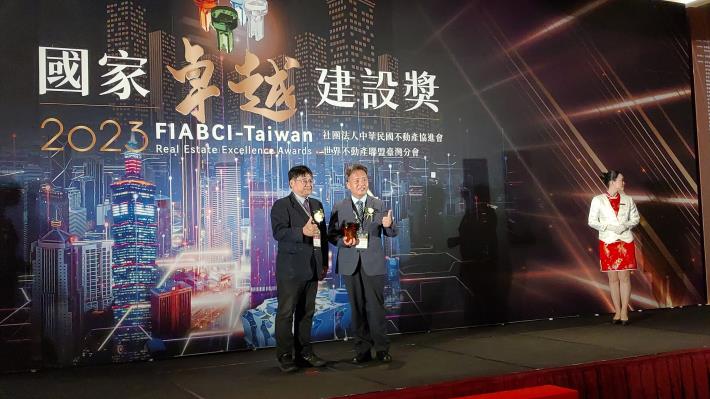 圖11.張泰昌副總代表本處受獎(萬隆東營區社會福利設施用地新建工程)