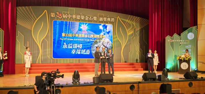 圖1.由臺北市政府工務局新建工程處王志良副總工程司代表本處受獎