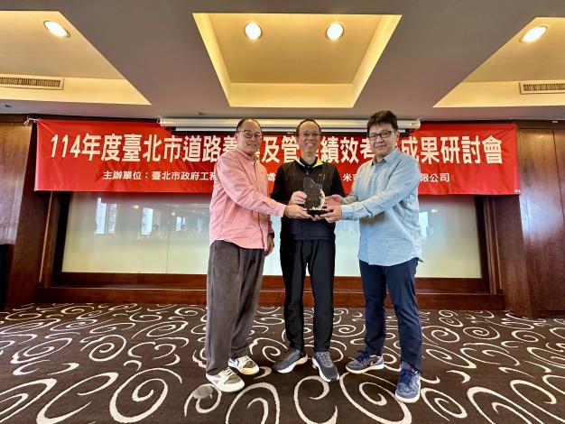 圖5.王健忠副處長頒發標竿獎得獎單位(城西工務所及養護隊第3分隊)