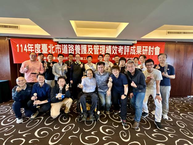 圖7.獲獎單位與評審委員合影