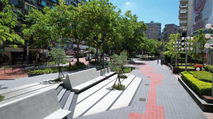 圖7. 瑠公綠廊完工照_設置複層綠地及座椅休憩空間