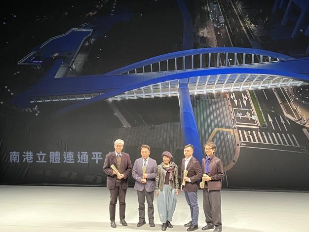 圖1.張泰昌副總工程司與設計施工團隊一同領獎(南港立體連通平臺)