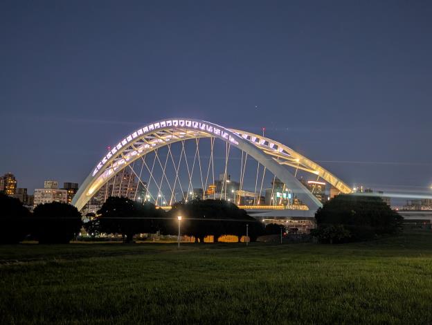 圖6. 中正橋新北端夜間景觀照明